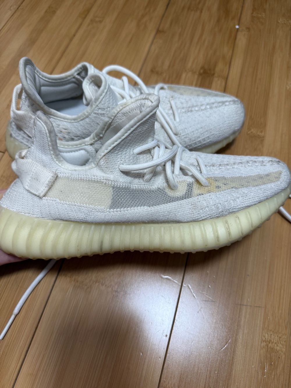 ADIDAS YEEZY SIZE 7 WOMEN.. NO BOX